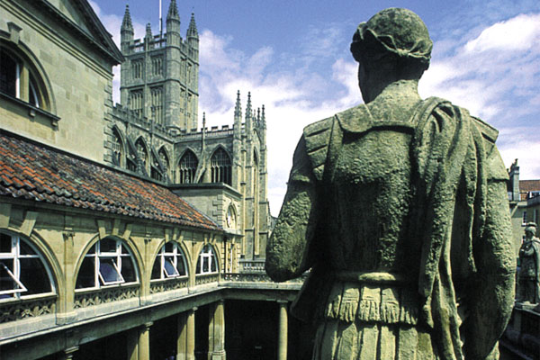 Bath ist eine der schönsten Städte Englands, wo schon die Römer vor 2,000 Jahren einen Kurort gebaut haben und das Römische Bad und Museum gehören zu den best erhaltenen Reliquien Englands. Bath ist eine der schönsten Städte Englands, wo schon die Römer vor 2,000 Jahren einen Kurort gebaut haben und das Römische Bad und Museum gehören zu den best erhaltenen Reliquien Englands.