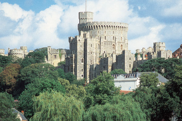 Visitate il castello di Windsor, dove la regina passa le sue vacanze estive..